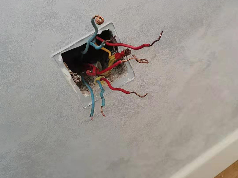 客廳明裝電路維修：從起始端到終結(jié)端，先干線支線找好水平線和垂直線。用粉線袋在線路中心彈線，并分均檔距，確定固定點位置。在固定點位置處用電錘鉆孔，然后埋入塑料脹管或傘型螺栓，供線槽固定。根據(jù)放置電線的截面大小及根數(shù)，選用適當規(guī)格的線槽。 將線槽的底板橫平豎直地緊貼房屋墻壁、頂面的表面。固定線槽時，一般先固定兩端再固定中間。線槽對接縫與槽蓋對接縫應(yīng)錯開并不小于10cm。槽底、槽蓋與各種附件相對接時，接縫處應(yīng)嚴密平整，固定牢固。盒子都應(yīng)兩點固定，各種附件角、轉(zhuǎn)角、三通等固定點不應(yīng)少于兩點。在線路分支接頭處應(yīng)采用相應(yīng)的接線箱。