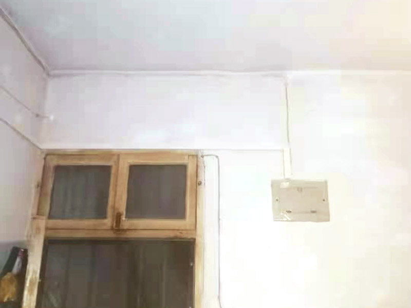 全屋明裝線路：畫框線：根據(jù)需要，在墻面的合適處畫出埋穴位置，并比照接線盒大?。ㄋ闹躡ai放大2—3毫米），畫出開鑿范圍框線（兩個裝蓋孔應(yīng)保持水平）。 鑿框線：以平口鑿沿柜線垂直鑿出深溝，然后從框內(nèi)向框外斜鑿去磚角，反復(fù)進(jìn)行，并注意不得崩裂框線。 鑿穴孔：將框內(nèi)多余磚角鑿去，直至深度略大于接線盒高度，不得過淺或過深。 修乎穴孔：鑿平埋穴四周與穴底，以放人接線盒端正、服帖為宜。 現(xiàn)埋接線盒：裝正接線盒，敲去安裝孔蓋，對準(zhǔn)線槽，并使裝蓋面稍稍伸出磚砌面，且低于粉刷面3—5毫米，再用調(diào)成膏狀的水泥粘牢 穿線引入：利用線管內(nèi)事先穿入的引線，將待裝電線引入線管之中。