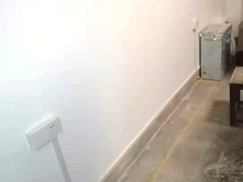 全屋明裝線路：畫框線：根據(jù)需要，在墻面的合適處畫出埋穴位置，并比照接線盒大小（四周bai放大2—3毫米），畫出開鑿范圍框線（兩個裝蓋孔應(yīng)保持水平）。 鑿框線：以平口鑿沿柜線垂直鑿出深溝，然后從框內(nèi)向框外斜鑿去磚角，反復(fù)進(jìn)行，并注意不得崩裂框線。 鑿穴孔：將框內(nèi)多余磚角鑿去，直至深度略大于接線盒高度，不得過淺或過深。 修乎穴孔：鑿平埋穴四周與穴底，以放人接線盒端正、服帖為宜。 現(xiàn)埋接線盒：裝正接線盒，敲去安裝孔蓋，對準(zhǔn)線槽，并使裝蓋面稍稍伸出磚砌面，且低于粉刷面3—5毫米，再用調(diào)成膏狀的水泥粘牢 穿線引入：利用線管內(nèi)事先穿入的引線，將待裝電線引入線管之中。
