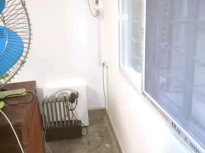 全屋明裝線路：畫框線：根據(jù)需要，在墻面的合適處畫出埋穴位置，并比照接線盒大?。ㄋ闹躡ai放大2—3毫米），畫出開鑿范圍框線（兩個裝蓋孔應(yīng)保持水平）。 鑿框線：以平口鑿沿柜線垂直鑿出深溝，然后從框內(nèi)向框外斜鑿去磚角，反復(fù)進(jìn)行，并注意不得崩裂框線。 鑿穴孔：將框內(nèi)多余磚角鑿去，直至深度略大于接線盒高度，不得過淺或過深。 修乎穴孔：鑿平埋穴四周與穴底，以放人接線盒端正、服帖為宜。 現(xiàn)埋接線盒：裝正接線盒，敲去安裝孔蓋，對準(zhǔn)線槽，并使裝蓋面稍稍伸出磚砌面，且低于粉刷面3—5毫米，再用調(diào)成膏狀的水泥粘牢 穿線引入：利用線管內(nèi)事先穿入的引線，將待裝電線引入線管之中。