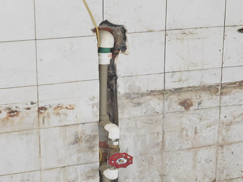 水電改造維修：水電改造，一定要注意查看原本的線路，比如電氣的原本線路設(shè)計(jì)情況、以及相關(guān)的照明，插座等是否采用分路控制的方式，這樣才能避免因?qū)υ揪€路的設(shè)計(jì)不了解而隨意檢查，造成不必要的麻煩。 水電維修改造，要檢查排水設(shè)施，通常情況下，在家裝中對(duì)于水電的改造是比較常見(jiàn)的，而這樣的情況下需要注意檢查排水系統(tǒng)，避免因改造中出現(xiàn)的一些疏忽，直接導(dǎo)致排水出現(xiàn)不暢通、或者是堵塞現(xiàn)象。