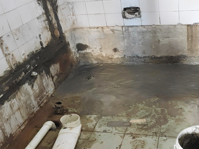 水電改造維修：水電改造，一定要注意查看原本的線路，比如電氣的原本線路設(shè)計(jì)情況、以及相關(guān)的照明，插座等是否采用分路控制的方式，這樣才能避免因?qū)υ揪€路的設(shè)計(jì)不了解而隨意檢查，造成不必要的麻煩。 水電維修改造，要檢查排水設(shè)施，通常情況下，在家裝中對(duì)于水電的改造是比較常見(jiàn)的，而這樣的情況下需要注意檢查排水系統(tǒng)，避免因改造中出現(xiàn)的一些疏忽，直接導(dǎo)致排水出現(xiàn)不暢通、或者是堵塞現(xiàn)象。