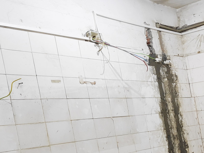 水電改造維修：水電改造，一定要注意查看原本的線路，比如電氣的原本線路設(shè)計(jì)情況、以及相關(guān)的照明，插座等是否采用分路控制的方式，這樣才能避免因?qū)υ揪€路的設(shè)計(jì)不了解而隨意檢查，造成不必要的麻煩。 水電維修改造，要檢查排水設(shè)施，通常情況下，在家裝中對(duì)于水電的改造是比較常見(jiàn)的，而這樣的情況下需要注意檢查排水系統(tǒng)，避免因改造中出現(xiàn)的一些疏忽，直接導(dǎo)致排水出現(xiàn)不暢通、或者是堵塞現(xiàn)象。