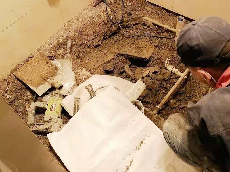 走廊保護裝修施工：各種裝修物料的進場以及各種建筑裝修垃圾的清理，都會經(jīng)過入戶門，這些物品在搬運的過程中，難免會和入戶門發(fā)生磕碰，造成入戶門的磕碰劃傷，所以，第一個需要做好成品保護的地方就是入戶門。 做法：在裝修開工前直到家具進場期間，都需要對入戶門進行保護！可以使用成品保護膜將門包裹。