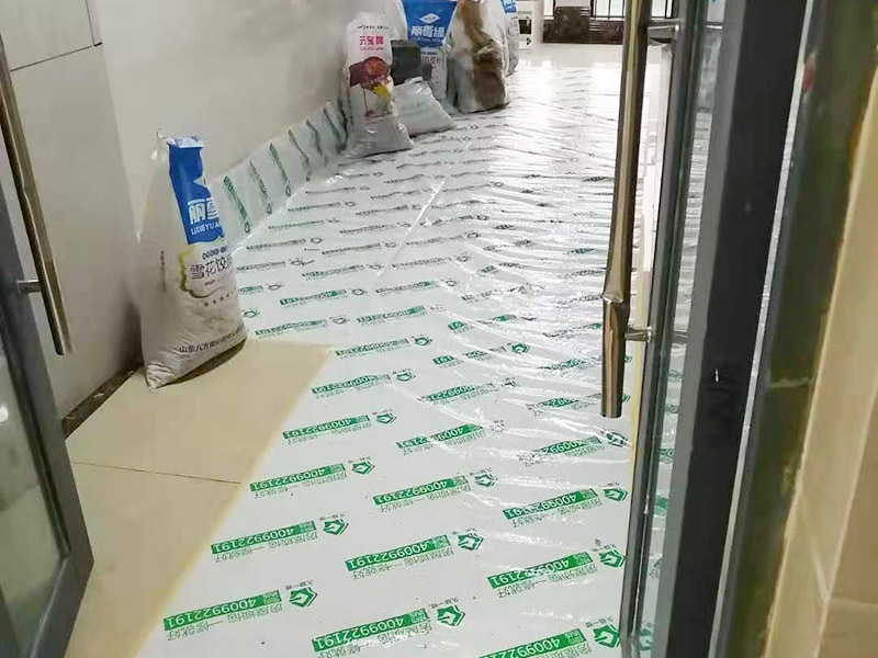 走廊保護裝修施工：各種裝修物料的進場以及各種建筑裝修垃圾的清理，都會經(jīng)過入戶門，這些物品在搬運的過程中，難免會和入戶門發(fā)生磕碰，造成入戶門的磕碰劃傷，所以，第一個需要做好成品保護的地方就是入戶門。 做法：在裝修開工前直到家具進場期間，都需要對入戶門進行保護！可以使用成品保護膜將門包裹。