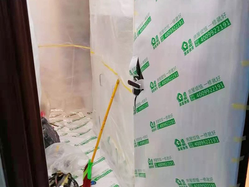 走廊保護裝修施工：各種裝修物料的進場以及各種建筑裝修垃圾的清理，都會經(jīng)過入戶門，這些物品在搬運的過程中，難免會和入戶門發(fā)生磕碰，造成入戶門的磕碰劃傷，所以，第一個需要做好成品保護的地方就是入戶門。 做法：在裝修開工前直到家具進場期間，都需要對入戶門進行保護！可以使用成品保護膜將門包裹。
