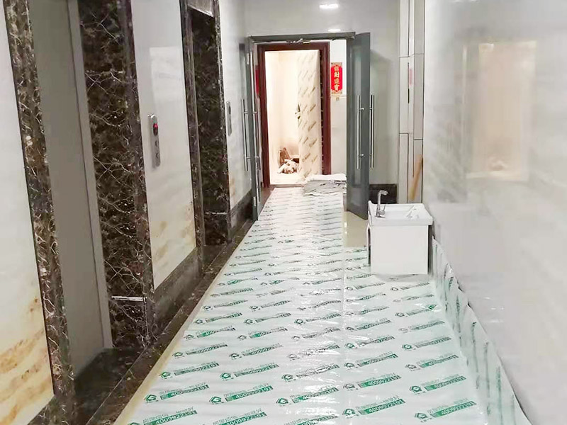 走廊保護裝修施工：各種裝修物料的進場以及各種建筑裝修垃圾的清理，都會經(jīng)過入戶門，這些物品在搬運的過程中，難免會和入戶門發(fā)生磕碰，造成入戶門的磕碰劃傷，所以，第一個需要做好成品保護的地方就是入戶門。 做法：在裝修開工前直到家具進場期間，都需要對入戶門進行保護！可以使用成品保護膜將門包裹。