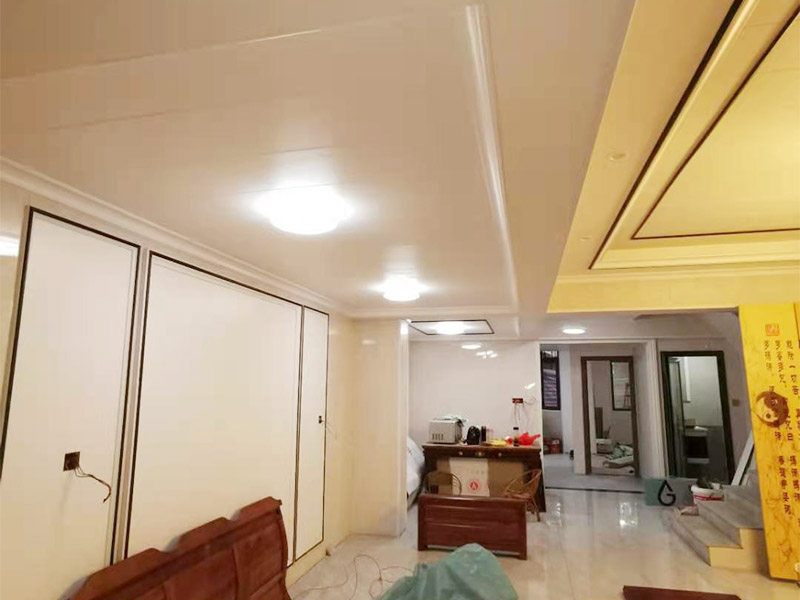 客廳造型安裝：客廳吊頂施工準(zhǔn)備,客廳吊頂施工準(zhǔn)備包含檢查設(shè)備管道是否安裝完畢、檢查結(jié)構(gòu)尺寸與設(shè)計(jì)圖是否相符、準(zhǔn)備好吊頂安裝材料和工具等工作。 安裝龍骨,龍骨分為兩個(gè),分別是主龍骨和次龍骨。在進(jìn)行安裝時(shí),要先將每條主龍骨吊到稍高于標(biāo)高線的位置上臨時(shí)固定,假如吊頂面積較大,可分成多個(gè)部分,依次吊裝。安裝完主龍骨之后,在安裝次龍骨就行了。