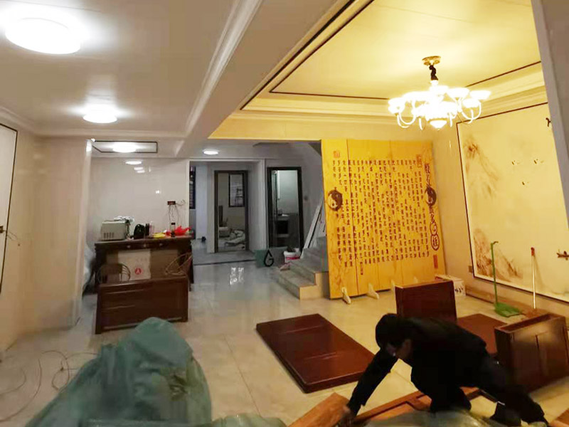 客廳造型安裝：客廳吊頂施工準(zhǔn)備,客廳吊頂施工準(zhǔn)備包含檢查設(shè)備管道是否安裝完畢、檢查結(jié)構(gòu)尺寸與設(shè)計(jì)圖是否相符、準(zhǔn)備好吊頂安裝材料和工具等工作。 安裝龍骨,龍骨分為兩個(gè),分別是主龍骨和次龍骨。在進(jìn)行安裝時(shí),要先將每條主龍骨吊到稍高于標(biāo)高線的位置上臨時(shí)固定,假如吊頂面積較大,可分成多個(gè)部分,依次吊裝。安裝完主龍骨之后,在安裝次龍骨就行了。