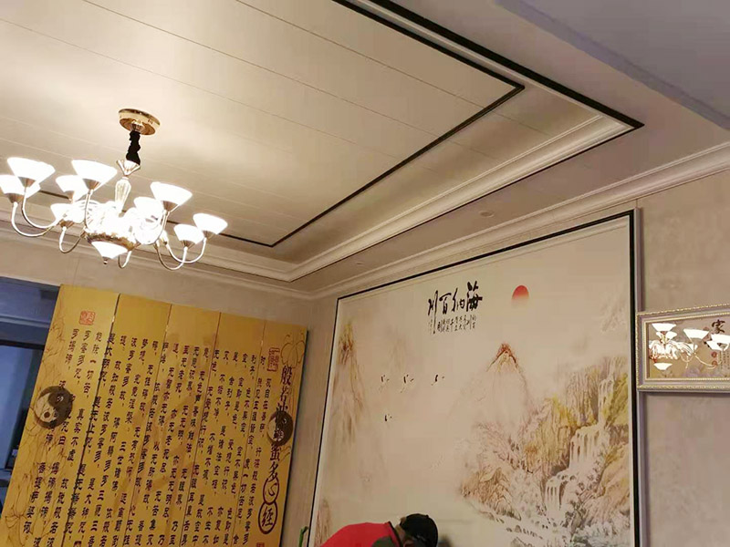 客廳造型安裝：客廳吊頂施工準(zhǔn)備,客廳吊頂施工準(zhǔn)備包含檢查設(shè)備管道是否安裝完畢、檢查結(jié)構(gòu)尺寸與設(shè)計(jì)圖是否相符、準(zhǔn)備好吊頂安裝材料和工具等工作。 安裝龍骨,龍骨分為兩個(gè),分別是主龍骨和次龍骨。在進(jìn)行安裝時(shí),要先將每條主龍骨吊到稍高于標(biāo)高線的位置上臨時(shí)固定,假如吊頂面積較大,可分成多個(gè)部分,依次吊裝。安裝完主龍骨之后,在安裝次龍骨就行了。