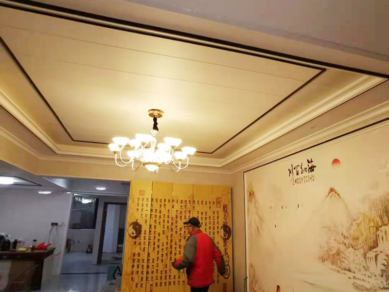 客廳造型安裝：客廳吊頂施工準(zhǔn)備,客廳吊頂施工準(zhǔn)備包含檢查設(shè)備管道是否安裝完畢、檢查結(jié)構(gòu)尺寸與設(shè)計(jì)圖是否相符、準(zhǔn)備好吊頂安裝材料和工具等工作。 安裝龍骨,龍骨分為兩個(gè),分別是主龍骨和次龍骨。在進(jìn)行安裝時(shí),要先將每條主龍骨吊到稍高于標(biāo)高線的位置上臨時(shí)固定,假如吊頂面積較大,可分成多個(gè)部分,依次吊裝。安裝完主龍骨之后,在安裝次龍骨就行了。