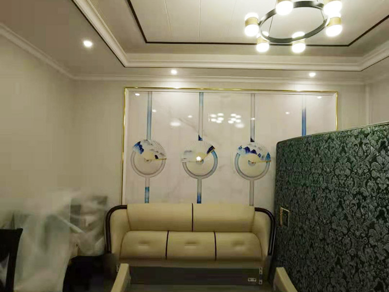 客廳造型安裝：客廳吊頂施工準(zhǔn)備,客廳吊頂施工準(zhǔn)備包含檢查設(shè)備管道是否安裝完畢、檢查結(jié)構(gòu)尺寸與設(shè)計(jì)圖是否相符、準(zhǔn)備好吊頂安裝材料和工具等工作。 安裝龍骨,龍骨分為兩個(gè),分別是主龍骨和次龍骨。在進(jìn)行安裝時(shí),要先將每條主龍骨吊到稍高于標(biāo)高線的位置上臨時(shí)固定,假如吊頂面積較大,可分成多個(gè)部分,依次吊裝。安裝完主龍骨之后,在安裝次龍骨就行了。