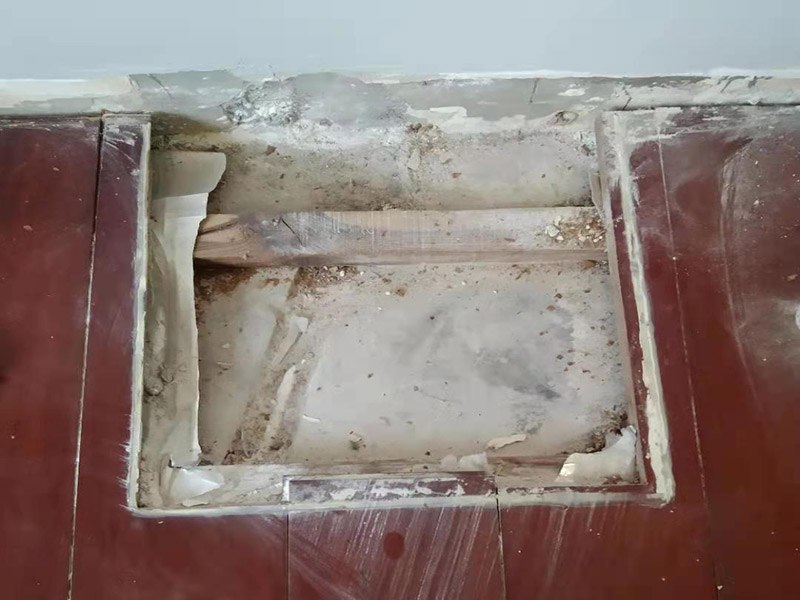 地板小面積修補：如果局部破損面積較小，找到劃傷磨損的強化木地板，對于已經(jīng)磨損的木地板，先用水磨砂紙濕肥皂水將木地板表面略磨，但勿磨得太深，勿弄濕木地板表面，然后用干布抹將其凈。如想重打?qū)Ｓ玫匕逵停葘⑴f地板油完全磨去，吸光凈木屑塵埃，用較干的濕布將舊木糠完全抹去，待強化木地板完全干燥后，用軟毛掃將地板油均勻地涂于該木地板上，待數(shù)小時才會完全干透。