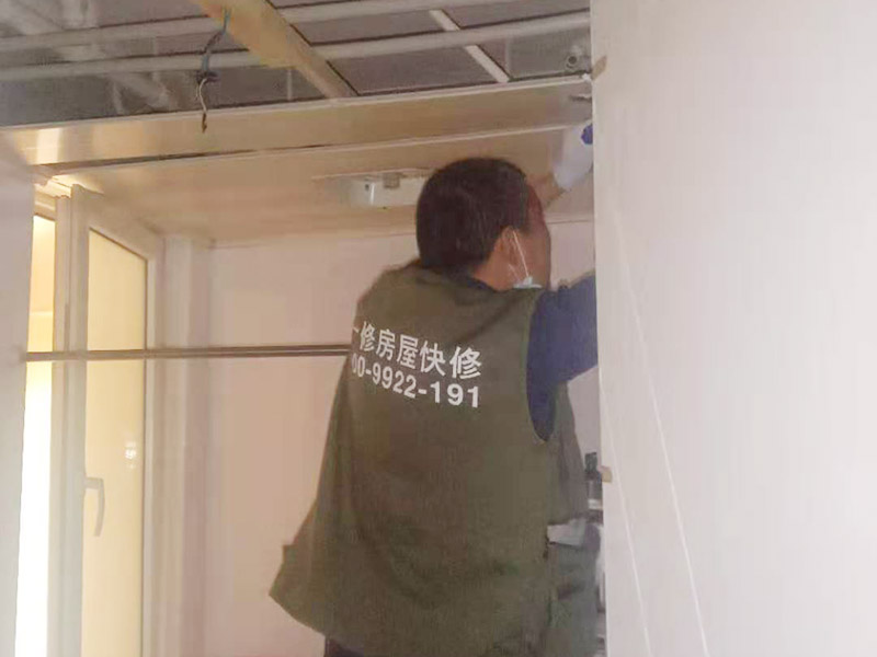廚房管道改造：家裝管道系統(tǒng)施工：房子里明裝的管道,適合于土建的粉飾作業(yè)結(jié)束之后施行,配裝之前,需要幫助土建準(zhǔn)確的預(yù)留或者是預(yù)埋孔洞以及套管。 給水位置布置：明敷的給水立管宜布置在靠近用水量大的衛(wèi)生器具的墻角、墻邊或立柱旁。 給水系統(tǒng)布置三不：明敷的給水管不得穿越臥室、儲藏室以及煙道、風(fēng)道；給水管道不得緊挨熱； 給水立管距熱水器或者灶邊凈距不得小于400mm，當(dāng)條件不具備時，但最小凈距不得小于200mm。