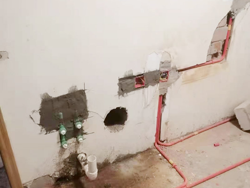 墻面水電改造維修：按走向進(jìn)行墻面或地面開槽，開槽過程中，不允許出現(xiàn)墻面橫向開槽大于30cm的現(xiàn)象，因為橫向開槽將破壞整樓的承重，使得抗震能力降低而且墻面容易開裂。如果是保溫墻的話，開很長的橫槽有可能會導(dǎo)致開槽上部的保溫層整體脫落。墻面開槽一般都應(yīng)該是豎向垂直開槽。 埋入管線(包括布線和接好管道)和暗盒，電路施工時先安裝管路，然后再穿導(dǎo)線，這樣可以避免將來換線出現(xiàn)導(dǎo)線無法抽動的現(xiàn)象。穿管不能使用軟管，防止出現(xiàn)死角。同時電路接頭不要裸露在外面，應(yīng)該安裝在線盒內(nèi)，分線盒之間不允許有接頭。