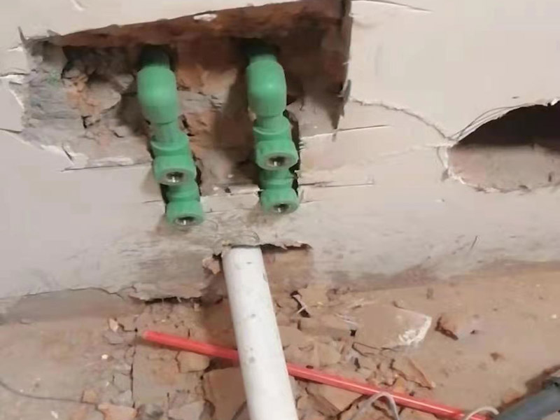 墻面水電改造維修：按走向進(jìn)行墻面或地面開槽，開槽過程中，不允許出現(xiàn)墻面橫向開槽大于30cm的現(xiàn)象，因為橫向開槽將破壞整樓的承重，使得抗震能力降低而且墻面容易開裂。如果是保溫墻的話，開很長的橫槽有可能會導(dǎo)致開槽上部的保溫層整體脫落。墻面開槽一般都應(yīng)該是豎向垂直開槽。 埋入管線(包括布線和接好管道)和暗盒，電路施工時先安裝管路，然后再穿導(dǎo)線，這樣可以避免將來換線出現(xiàn)導(dǎo)線無法抽動的現(xiàn)象。穿管不能使用軟管，防止出現(xiàn)死角。同時電路接頭不要裸露在外面，應(yīng)該安裝在線盒內(nèi)，分線盒之間不允許有接頭。