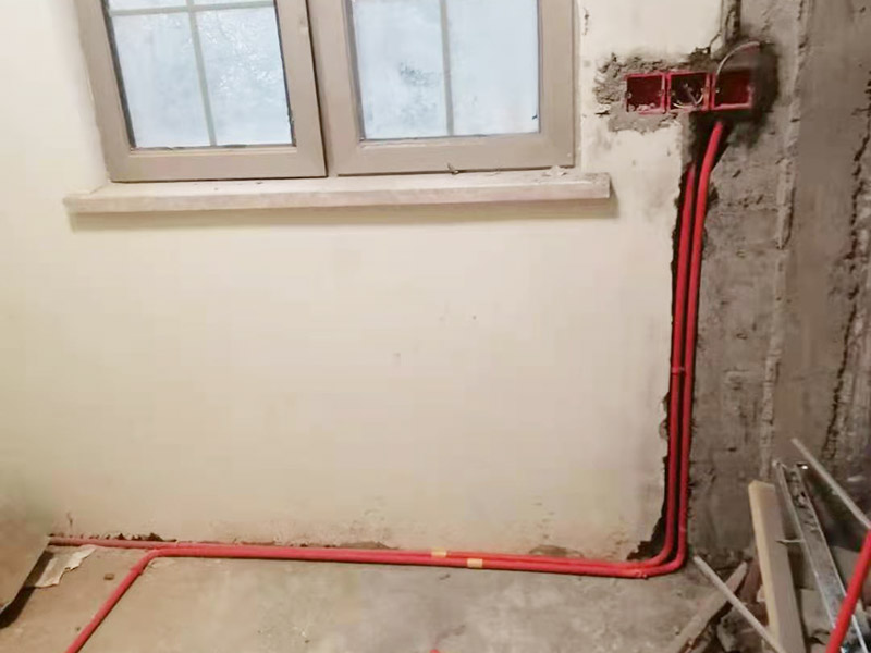 墻面水電改造維修：按走向進(jìn)行墻面或地面開槽，開槽過程中，不允許出現(xiàn)墻面橫向開槽大于30cm的現(xiàn)象，因為橫向開槽將破壞整樓的承重，使得抗震能力降低而且墻面容易開裂。如果是保溫墻的話，開很長的橫槽有可能會導(dǎo)致開槽上部的保溫層整體脫落。墻面開槽一般都應(yīng)該是豎向垂直開槽。 埋入管線(包括布線和接好管道)和暗盒，電路施工時先安裝管路，然后再穿導(dǎo)線，這樣可以避免將來換線出現(xiàn)導(dǎo)線無法抽動的現(xiàn)象。穿管不能使用軟管，防止出現(xiàn)死角。同時電路接頭不要裸露在外面，應(yīng)該安裝在線盒內(nèi)，分線盒之間不允許有接頭。