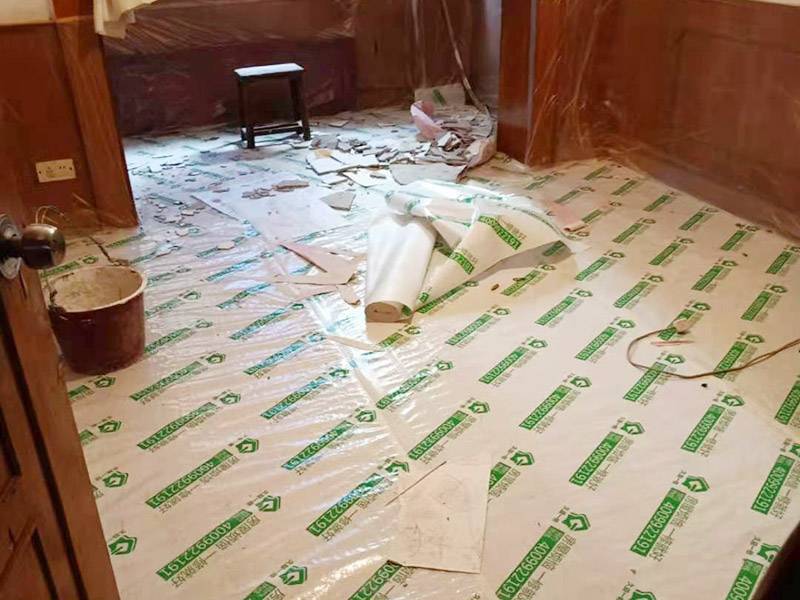 家具保護措施：地板保護，地板保護需要使用pvc+棉保護膜 （薄的保護膜會在裝修過程中踩壞），沿墻邊使用家較寬的地板專用膠帶密封。家居保護只需要使用普通pvc保護膜即可，注意下方要留足保護膜遮蓋下方地板。門窗保護:使用無紡布門窗保護膜，裁剪適當大小貼在窗戶上級窗戶框上即可。門使用pvc保護膜，小的突起如電源插座，使用保護膜覆蓋用較窄的地板專用膠帶密封。 注意：所有的密封都不要貼到需要粉刷裝修的墻面上。