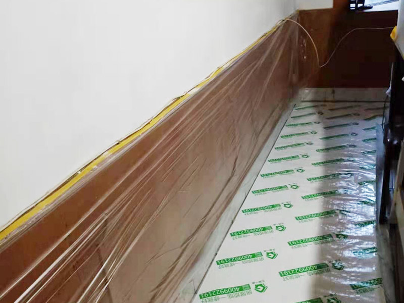 家具保護措施：地板保護，地板保護需要使用pvc+棉保護膜 （薄的保護膜會在裝修過程中踩壞），沿墻邊使用家較寬的地板專用膠帶密封。家居保護只需要使用普通pvc保護膜即可，注意下方要留足保護膜遮蓋下方地板。門窗保護:使用無紡布門窗保護膜，裁剪適當大小貼在窗戶上級窗戶框上即可。門使用pvc保護膜，小的突起如電源插座，使用保護膜覆蓋用較窄的地板專用膠帶密封。 注意：所有的密封都不要貼到需要粉刷裝修的墻面上。