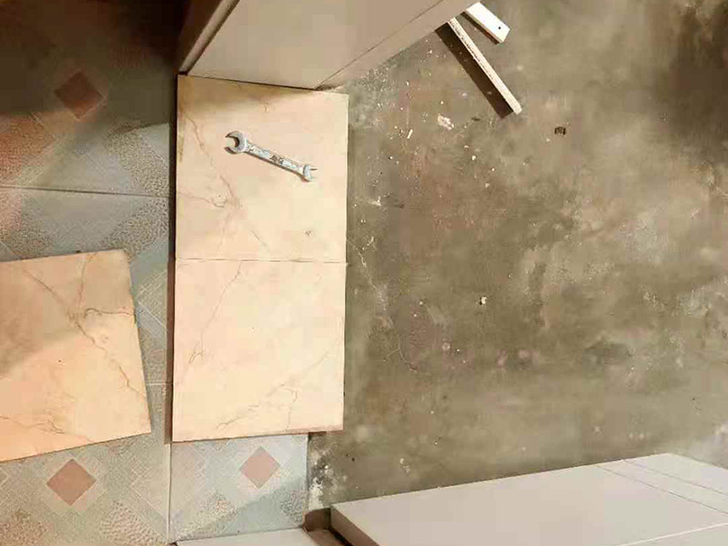 廁所地磚鋪貼：準(zhǔn)備裝修中或多或少都會(huì)牽涉到墻體改造，工人在裝修前期需把該砌該粉的工程都結(jié)束，確保改造墻體能充分干燥。攪拌調(diào)和將粘結(jié)劑漿料攪拌至潤(rùn)滑均勻，無(wú)明顯塊狀或糊涂結(jié)狀，將攪拌后施工漿料靜置5—10分鐘，然后再稍加攪拌1—2分鐘，即可使用。用泥刀先批墻，后用水泥漿找平。這個(gè)工序很重要，確保底子平，防止貼后空鼓