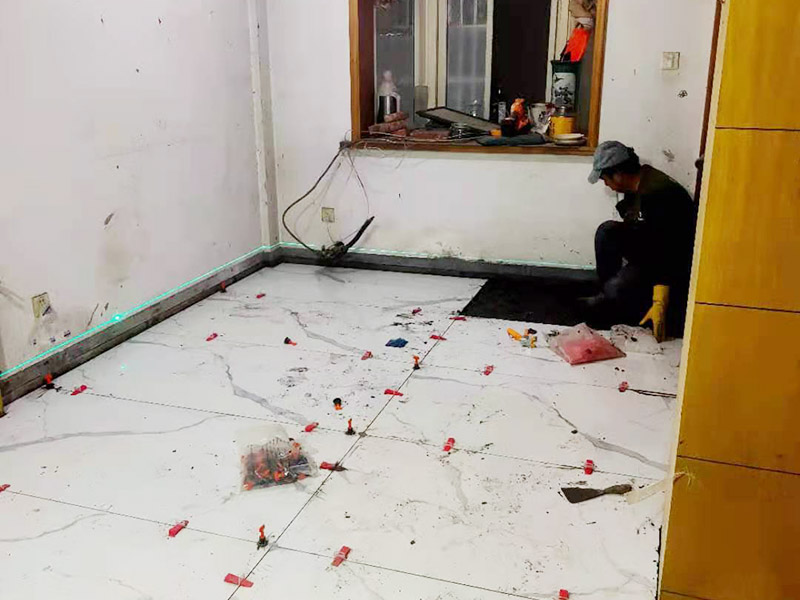 墻地面防水貼磚：一般在實(shí)際施工中，都是先將墻面和地面的防水都做好，然后等到防水層完全干透之后就可以做閉水試驗(yàn)了，閉水試驗(yàn)的主要目的是檢驗(yàn)防水施工是否有疏露，防水功能是否正常，如果閉水試驗(yàn)顯示沒(méi)有問(wèn)題了，那么再開(kāi)始貼瓷磚。貼瓷磚是先貼墻面，然后再貼地面的。