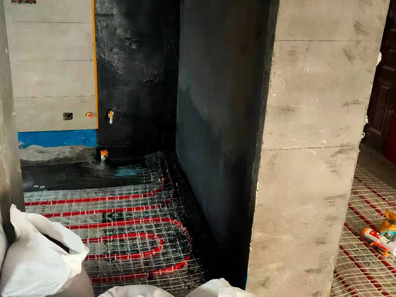 墻地面防水貼磚：一般在實(shí)際施工中，都是先將墻面和地面的防水都做好，然后等到防水層完全干透之后就可以做閉水試驗(yàn)了，閉水試驗(yàn)的主要目的是檢驗(yàn)防水施工是否有疏露，防水功能是否正常，如果閉水試驗(yàn)顯示沒(méi)有問(wèn)題了，那么再開(kāi)始貼瓷磚。貼瓷磚是先貼墻面，然后再貼地面的。