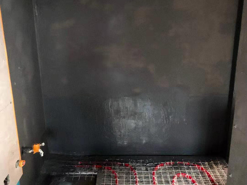 墻地面防水貼磚：一般在實(shí)際施工中，都是先將墻面和地面的防水都做好，然后等到防水層完全干透之后就可以做閉水試驗(yàn)了，閉水試驗(yàn)的主要目的是檢驗(yàn)防水施工是否有疏露，防水功能是否正常，如果閉水試驗(yàn)顯示沒(méi)有問(wèn)題了，那么再開(kāi)始貼瓷磚。貼瓷磚是先貼墻面，然后再貼地面的。