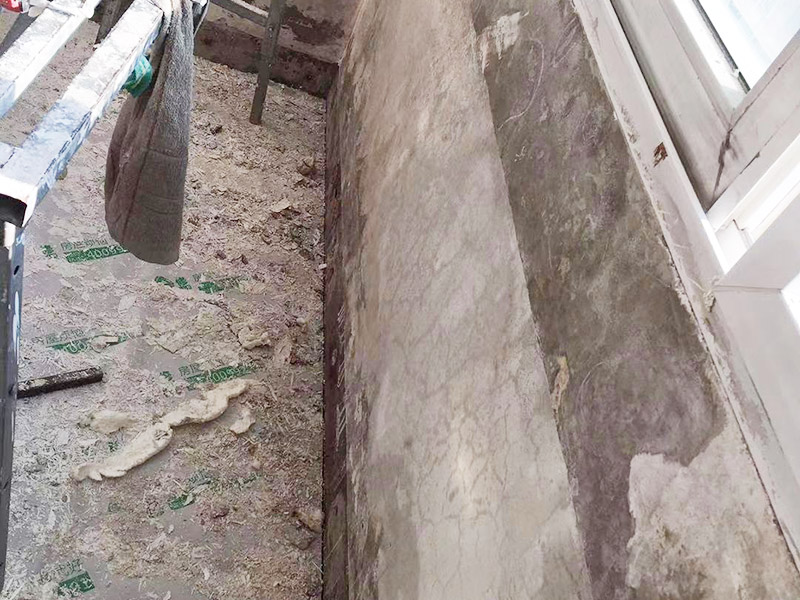 陽臺墻面局部修補：一定要做好基層的處理，如果您家是二次裝修墻面時，沒有將以前的老墻的墻皮鏟除干凈，或者是只鏟除了表層的膩子，那么修補墻面時，是會遺留下高低不平的部分墻皮的，此后，要是接著上刷界面劑或者膩子，那么很可能就會導致新刷的墻面出現(xiàn)開裂的情況。舊房要是在長期使用中受到了來自外界的沖擊或者震動，是有可能造成局部墻面基層與墻體脫離的。 在修補墻面的時候，要是發(fā)現(xiàn)墻面出現(xiàn)滲水或者發(fā)霉的情況，是可以直接更換水管的，或者是進行修補，具體的操作方法是，先關閉上閥門，把水源斷開后，然后將水龍頭打開至合適的位置，是可以泄去水管內(nèi)的大部分壓力的。