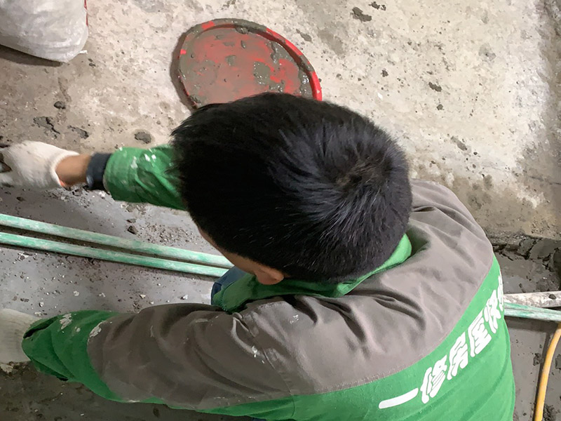 衛(wèi)生間水管安裝：開(kāi)始按線槽排給水管，彎頭的地方用熱容器對(duì)接，給水管長(zhǎng)的用剪管鉗剪掉，冷熱管對(duì)接的時(shí)候注意距離，安裝好后用泥漿把它縫好。