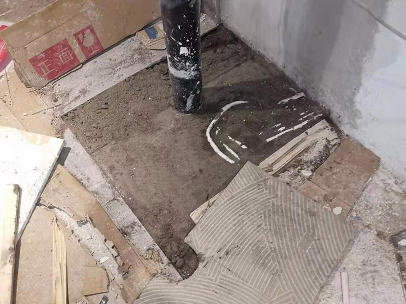 異形瓷磚鋪貼：首先應(yīng)除去基層表面的污垢，油漬，浮灰;除去基層上所有涂料層，膩?zhàn)訉?如果基層未能達(dá)到平整度要求，需對(duì)基層進(jìn)行預(yù)先的找平處理。對(duì)瓷磚的色彩、紋理、表面平整等進(jìn)行嚴(yán)格的挑選，然后按照圖紙要求預(yù)鋪。對(duì)可能出現(xiàn)的尺寸、色彩、紋理誤差等進(jìn)行調(diào)整、交換，直至達(dá)到最佳效果。加水后將粘結(jié)劑漿料攪拌至潤滑均勻，無明顯塊狀或糊狀結(jié)塊，攪拌后的漿料靜置5-10分鐘后再稍加攪拌1-2分鐘即可使用。在開始鋪貼施工前，需要先清理瓷磚表面的浮灰，污垢等。將瓷磚平整地鋪貼在基層上，使用橡膠錘將瓷磚拍實(shí)鋪平。施工過程中，可小幅度轉(zhuǎn)動(dòng)瓷磚，使?jié){料與瓷磚背面充分接觸。