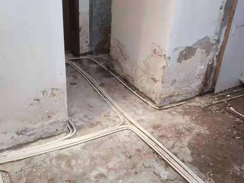 廚房拆除施工：拆除舊廚房是工程中的第一項(xiàng)，將情墻面和地面上原有的瓷磚全部砸掉，不要只砸掉一半或一部分，以免后面在鋪貼時(shí)有縫隙。 拆除吊頂、廚具和燈具，需按照一定的流程拆除。如果想要重新將廚房整頓一下，那么就將廚房的一切原有的都拆除掉。 如果是其他房間改造為廚房的話，也是要先將墻面和地面全部砸掉，以便于后續(xù)安裝管道和布置線路。水路和電路的設(shè)計(jì)都是很隱藏的，一般都會(huì)做成暗管，隱藏在墻面或地面下，既美觀又不影響使用。在地面和墻面全部拆除后，要將不平整或者有縫隙的地方用水泥抹平，以防安裝上瓷磚后發(fā)現(xiàn)不平整而影響整體美觀，并且也能進(jìn)一步做到防水的效果。