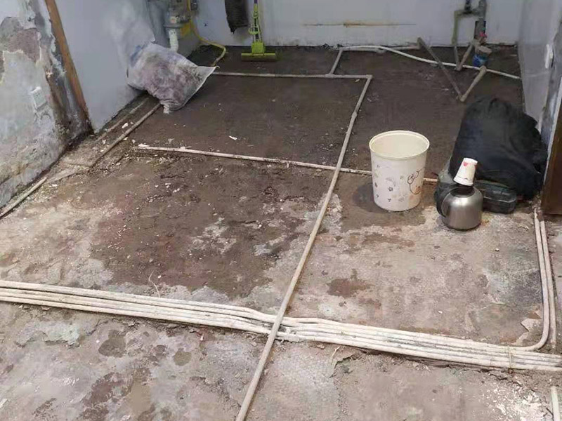 廚房拆除施工：拆除舊廚房是工程中的第一項(xiàng)，將情墻面和地面上原有的瓷磚全部砸掉，不要只砸掉一半或一部分，以免后面在鋪貼時(shí)有縫隙。 拆除吊頂、廚具和燈具，需按照一定的流程拆除。如果想要重新將廚房整頓一下，那么就將廚房的一切原有的都拆除掉。 如果是其他房間改造為廚房的話，也是要先將墻面和地面全部砸掉，以便于后續(xù)安裝管道和布置線路。水路和電路的設(shè)計(jì)都是很隱藏的，一般都會(huì)做成暗管，隱藏在墻面或地面下，既美觀又不影響使用。在地面和墻面全部拆除后，要將不平整或者有縫隙的地方用水泥抹平，以防安裝上瓷磚后發(fā)現(xiàn)不平整而影響整體美觀，并且也能進(jìn)一步做到防水的效果。