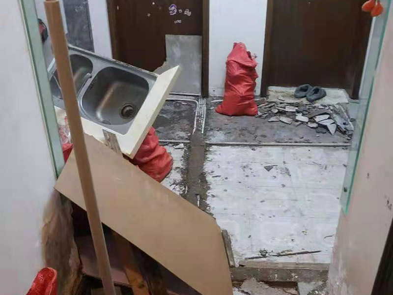 廚房拆除施工：拆除舊廚房是工程中的第一項(xiàng)，將情墻面和地面上原有的瓷磚全部砸掉，不要只砸掉一半或一部分，以免后面在鋪貼時(shí)有縫隙。 拆除吊頂、廚具和燈具，需按照一定的流程拆除。如果想要重新將廚房整頓一下，那么就將廚房的一切原有的都拆除掉。 如果是其他房間改造為廚房的話，也是要先將墻面和地面全部砸掉，以便于后續(xù)安裝管道和布置線路。水路和電路的設(shè)計(jì)都是很隱藏的，一般都會(huì)做成暗管，隱藏在墻面或地面下，既美觀又不影響使用。在地面和墻面全部拆除后，要將不平整或者有縫隙的地方用水泥抹平，以防安裝上瓷磚后發(fā)現(xiàn)不平整而影響整體美觀，并且也能進(jìn)一步做到防水的效果。