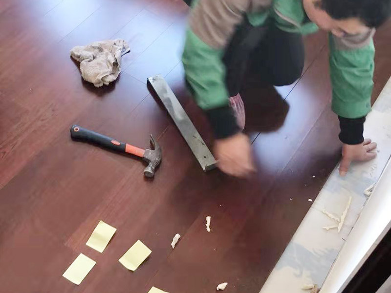 木地板鋪設(shè)施工：地面已經(jīng)清理干凈、平整之后，先要鋪設(shè)一層防潮地墊(不一定非要鋪在木質(zhì)地面的木頭下面)。這一層至少要20-30厘米(大約8英寸)在離墻大約預(yù)留1-3英寸的空隙?，F(xiàn)在可以安裝已經(jīng)選好花色的地板了。需要注意的是所鋪設(shè)的防潮地墊只需要鋪設(shè)大致5—10排的地板。 要確保在地板與墻壁之間留有大約10mm(3/8英寸)的空隙。為了防止地板的第一行的地板滑動，必須用間隔的裝置或者楔子固定。第一行余下的板通常用在第二行的開頭。要確保第二行板的接口與第一行板的接口錯開的長度至少30厘米(1英尺)。