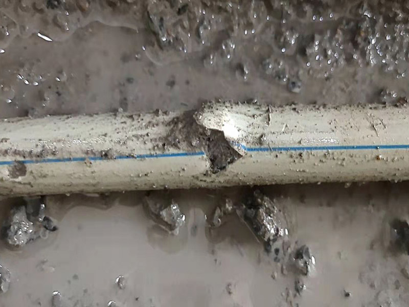 地面水管漏水維修：墻壁上有水滴不一定就是內(nèi)水管漏水所致，那應(yīng)先判斷究竟是不是墻壁內(nèi)的水管出現(xiàn)問題而出現(xiàn)的漏水情況，找到墻壁內(nèi)水管的漏水點(diǎn)，那首先得關(guān)掉水源總閘，然后卸下連接壓縮接頭的陰陽螺母，在螺母上繞上膠布讓螺母的密封性能更加好，最后就是重新裝上壓縮接頭。