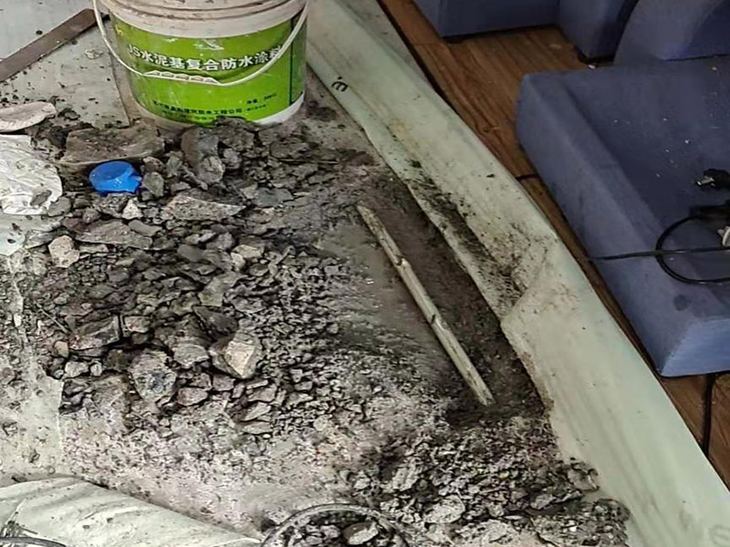地面水管漏水維修：墻壁上有水滴不一定就是內(nèi)水管漏水所致，那應(yīng)先判斷究竟是不是墻壁內(nèi)的水管出現(xiàn)問題而出現(xiàn)的漏水情況，找到墻壁內(nèi)水管的漏水點(diǎn)，那首先得關(guān)掉水源總閘，然后卸下連接壓縮接頭的陰陽螺母，在螺母上繞上膠布讓螺母的密封性能更加好，最后就是重新裝上壓縮接頭。