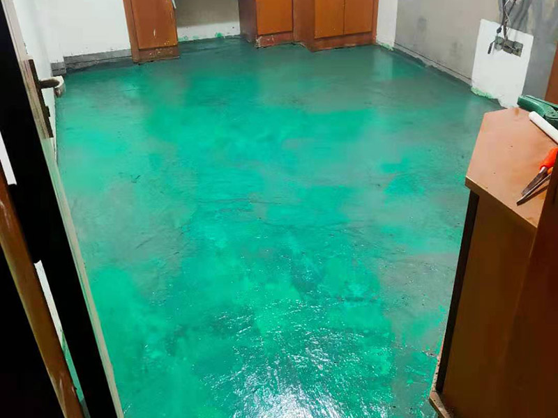 地面找平維修：1、如果地面平整度相對比較高，可以用鋪墊寶找平。比較省事，效果也好。地面平整度差的多了，建議不用鋪墊寶。因為鋪墊寶可以對地面有特別突出的，例如石子等，有調節(jié)作用，對于局部小范圍不平，沒法調節(jié)。弄不好，腳踩著還會發(fā)軟。 　　2、如果地面平整度差的不多，不用調節(jié)不同地面材料的高差，可以用水泥自流平來處理。厚度不高，施工質量很好。 　　3、如果地面平整度差的比較多，建議用水泥沙漿找平，一次可以解決平整度和調整高差兩個問題。 　　4、如果地面的平整度誤差，只在局部范圍，也可以采用更靈活的辦法。在地板安裝前，請安裝工人，用快干粉之類的，實施局部找平，不影響安裝速度和質量。