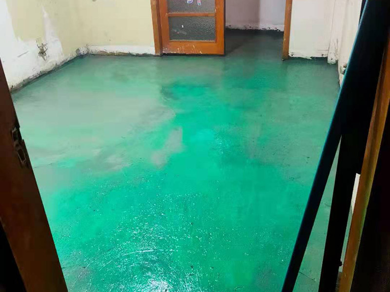 地面找平維修：1、如果地面平整度相對比較高，可以用鋪墊寶找平。比較省事，效果也好。地面平整度差的多了，建議不用鋪墊寶。因為鋪墊寶可以對地面有特別突出的，例如石子等，有調節(jié)作用，對于局部小范圍不平，沒法調節(jié)。弄不好，腳踩著還會發(fā)軟。 　　2、如果地面平整度差的不多，不用調節(jié)不同地面材料的高差，可以用水泥自流平來處理。厚度不高，施工質量很好。 　　3、如果地面平整度差的比較多，建議用水泥沙漿找平，一次可以解決平整度和調整高差兩個問題。 　　4、如果地面的平整度誤差，只在局部范圍，也可以采用更靈活的辦法。在地板安裝前，請安裝工人，用快干粉之類的，實施局部找平，不影響安裝速度和質量。