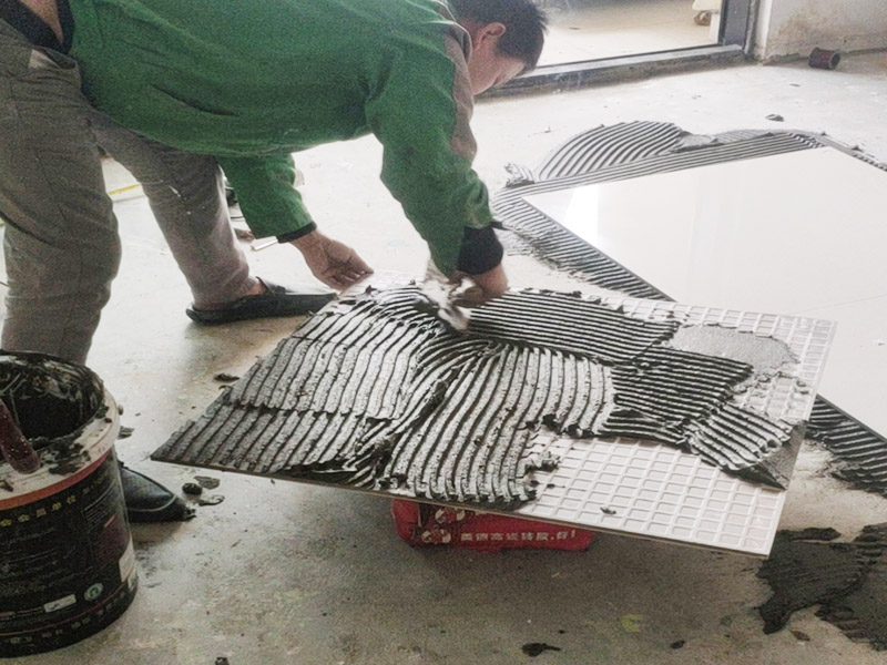 客廳地磚鋪貼:鋪貼前應(yīng)用水泥砂漿找地面或墻面，并按磚體尺寸劃好線，劃線時(shí)需預(yù)留3－5mm的灰縫，以防粘結(jié)物與磚體膨脹系數(shù)不一致而導(dǎo)致不良后果產(chǎn)生。 瓷磚受熱或者冬天遇冷會(huì)存在一定熱脹冷縮，同時(shí)粘貼瓷磚的水泥沙土也會(huì)隨著溫度和濕度的變化出現(xiàn)一定膨脹收縮，瓷磚間不留縫隙很容易導(dǎo)致瓷磚起拱裂開。瓷磚邊緣存在一定誤差，每塊瓷磚不能保證完全的平整，特別是裝修現(xiàn)場(chǎng)切割瓷磚容易出現(xiàn)誤差，留縫能保持整體整齊劃一。 