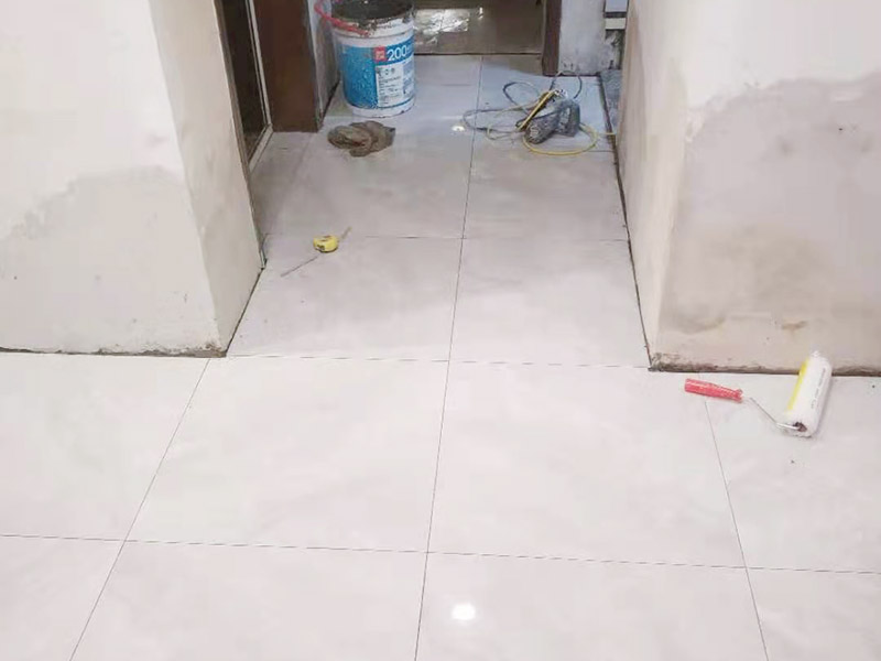 客廳地磚鋪貼:鋪貼前應(yīng)用水泥砂漿找地面或墻面，并按磚體尺寸劃好線，劃線時(shí)需預(yù)留3－5mm的灰縫，以防粘結(jié)物與磚體膨脹系數(shù)不一致而導(dǎo)致不良后果產(chǎn)生。 瓷磚受熱或者冬天遇冷會(huì)存在一定熱脹冷縮，同時(shí)粘貼瓷磚的水泥沙土也會(huì)隨著溫度和濕度的變化出現(xiàn)一定膨脹收縮，瓷磚間不留縫隙很容易導(dǎo)致瓷磚起拱裂開。瓷磚邊緣存在一定誤差，每塊瓷磚不能保證完全的平整，特別是裝修現(xiàn)場(chǎng)切割瓷磚容易出現(xiàn)誤差，留縫能保持整體整齊劃一。 