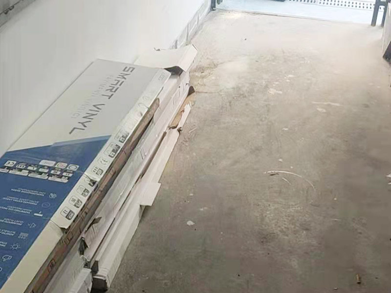 毛坯房地板鋪貼：先對地面進(jìn)行找平，水平的誤差不能超過2毫米。地面要是不平，腳感就不好。再就是將邊、角部位等突起或有不平的地方進(jìn)行局部修整。再鋪防潮層，防潮層可以防止以后地板受潮。鋪平，接縫處要并攏。然后就是安裝地板了，因為地板是要錯落安裝的，先預(yù)鋪一下，將部分地板一分為二，要按尺寸來鋸，萬一鋸多了，地板損耗就大了。因為地板有一定的膨脹率，因此鋪裝前要在其與墻面接觸的部位預(yù)留膨脹縫，以免地板起鼓。膨脹縫的大小一般和地板的膨脹系數(shù)有關(guān)系。