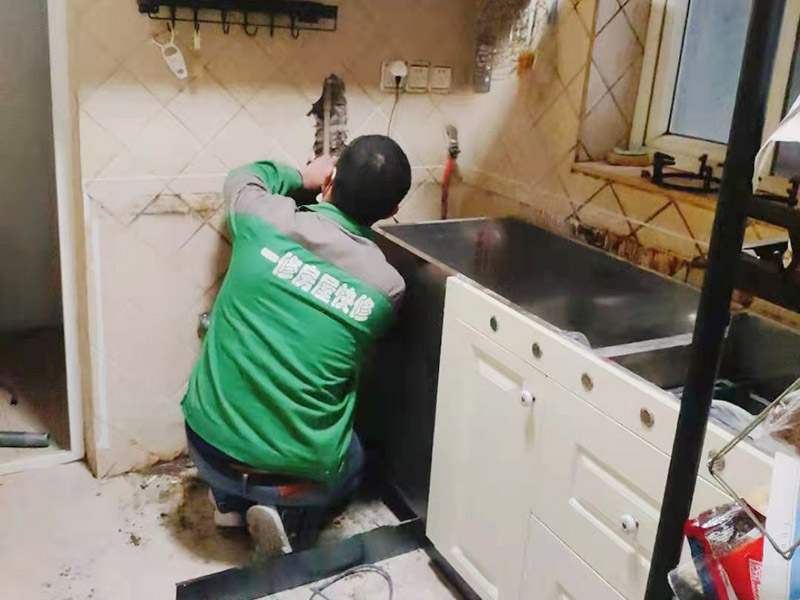 廚房局部維修：衛(wèi)生間改造中水電的改造尤為重要且需要最早開始著手，由于會涉及到浴霸采暖、燈光的線路走向、水管的入墻等問題，所以在改造之前需制定一個詳細的水電走向設計，從而提高安全質量以及滿足裝修業(yè)主們生活的需要。 對于衛(wèi)生間改造，其次就是需要對其做相應的防水處理。因為在日常的家庭中，衛(wèi)生間的水是處處可見的，非常潮濕。衛(wèi)生間內的防水涂料是由地面延伸到墻面的，涂刷過程中精良的保證厚度均勻。還需要處理好地面和墻面交界處的各類管件的涂刷。待防水處理完全確定后，等待地面干透就可以做后續(xù)的工程了。