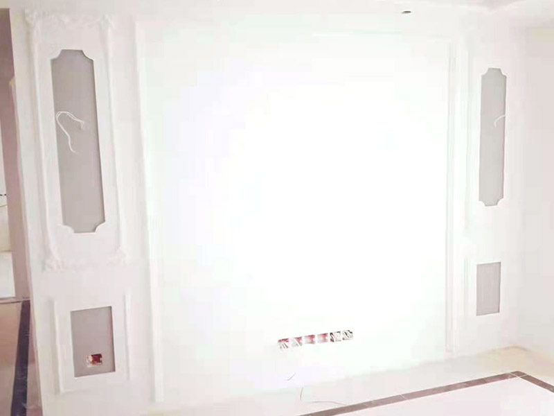 墻面乳膠漆刷新:首先應(yīng)將墻面上的雜質(zhì)清理干凈，確定墻面無雜質(zhì)后開始刮膩?zhàn)樱⒂蒙凹垖γ娲蚰テ秸?，接著開始涂刷底漆，涂刷時(shí)需確保墻面每個(gè)角落都涂到，上完底漆后，將墻面的坑眼打磨平整，最后涂刷面漆，涂刷后的十天內(nèi)，不得接觸或擦洗墻面。