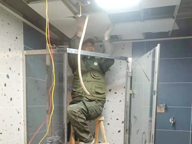衛(wèi)生間局部安裝：浴室柜鏡子在安裝之前，要測量好鏡子的尺度，鏡子的尺度應該用卷尺量出，然后再在適合的位置，將墻面打孔，然后裝入墻塞，然后將螺絲擰入墻內(nèi)一定深度，然后再確定鏡子的穩(wěn)定性。根據(jù)鏡子背面墻上的兩個孔，對準套入墻內(nèi)的螺絲釘，固定好之后再用手緊緊的將它擰好，然后再用手試一下，看看鏡子會不會有松動問題，如果鏡子沒有東倒西歪的問題，那么鏡子就算是已經(jīng)安裝了，最后，鏡子安裝好之后，要注重鏡面的清潔，一定要用濕毛巾先把鏡子好好擦一下，然后再用干毛巾再擦拭一遍，保證好鏡子的清潔和干凈，就可以進行使用了。