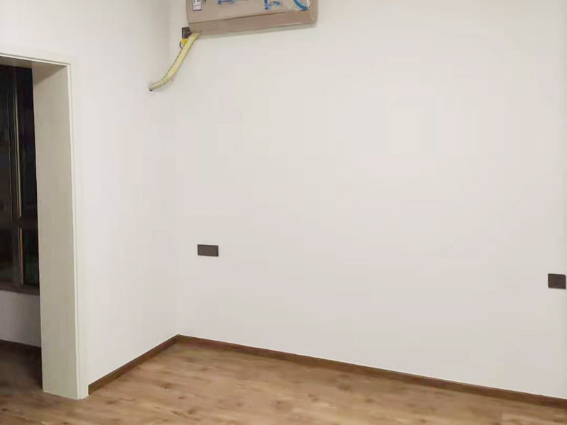 客廳墻面地板翻新：木地板鋪設(shè)之前，要先確保地面平整，然后在地上鋪一層塑料棉膜，塑料棉膜是為了防止地面防潮使木地板變形，接著講木地板都放置在地膜上，這樣在鋪貼的時(shí)候比較方便。先確定好木地板鋪設(shè)的方法，確定好之后就可以開(kāi)始鋪設(shè)了，一般是從墻角開(kāi)始鋪設(shè)。當(dāng)首塊板鋪上去，第二塊板就必須接連上。然后板與板之間都有槽與突出的插面，插面進(jìn)去槽里要嚴(yán)絲合縫。具體操作是將一塊木地板長(zhǎng)面的插面進(jìn)入到前面板的槽里，用手推板的側(cè)面插面進(jìn)入旁邊地板的槽里，如果有縫隙，那么用專(zhuān)用的錘子輕輕敲到一些即可。