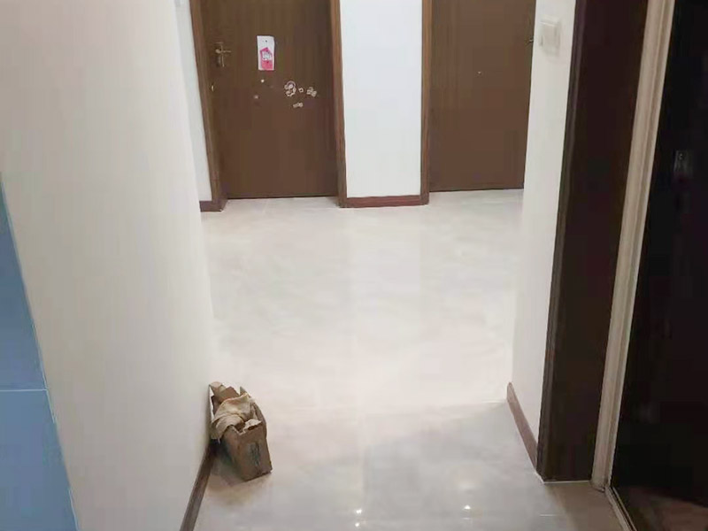 客廳裝修翻新：首先要做的就是進行主體的改拆。需要按照圖紙，進行非承重墻的合理改拆，拆暖氣或者換窗戶等等，因為墻體暖氣等改拆以后，原本的水電格局會被破壞，所以，為了迎合新的房屋格局，水電路也要重新布置。木工，這是對于裝修客廳中需要木工門套或者壁櫥等的制作。在一般的裝修中，木工與油漆工，泥工可以同時作業(yè)，這樣比較節(jié)省時間。