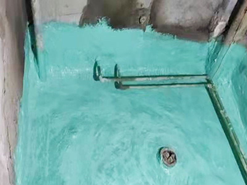 廁所地面刷防水：作防水前，一定要把需要作防水的墻面和地面打掃干凈，否則，再好的防水劑也起不到防水的作用。一般的墻面防水劑要刷到30厘米的高度。地面要全部刷到，而且必須等第一遍干了后，才能刷第二遍。防水重點(diǎn)位置：墻角位置，要多刷1－2遍。下水管周圍，要多刷1－2遍。防水做完了，不要以為就沒有事了，還要“開閘放水”，試水。試水一試就是24個(gè)小時(shí)，看周圍墻面有沒有滲水現(xiàn)象