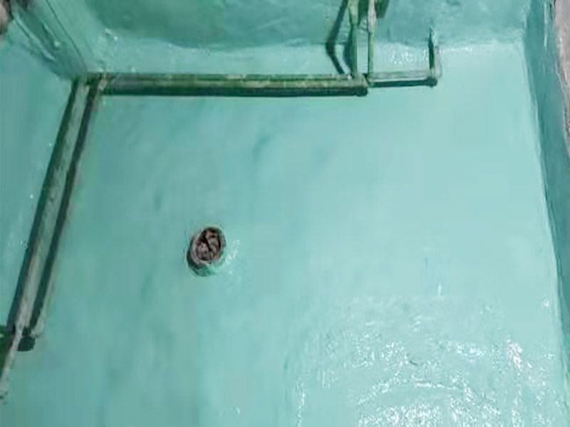 廁所地面刷防水：作防水前，一定要把需要作防水的墻面和地面打掃干凈，否則，再好的防水劑也起不到防水的作用。一般的墻面防水劑要刷到30厘米的高度。地面要全部刷到，而且必須等第一遍干了后，才能刷第二遍。防水重點(diǎn)位置：墻角位置，要多刷1－2遍。下水管周圍，要多刷1－2遍。防水做完了，不要以為就沒有事了，還要“開閘放水”，試水。試水一試就是24個(gè)小時(shí)，看周圍墻面有沒有滲水現(xiàn)象