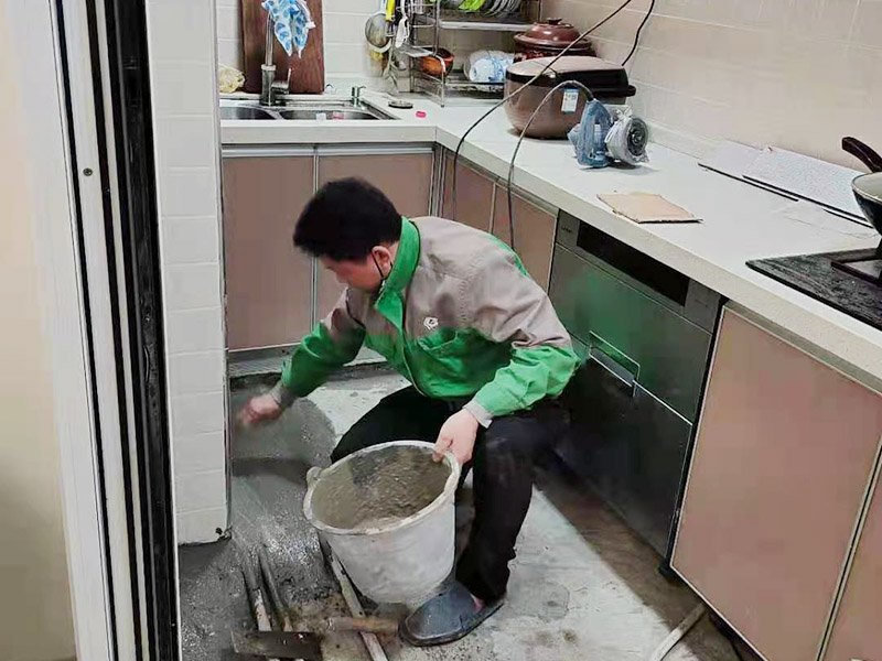 廚房地面埋管找平：一般房屋的地面上有比較凸出的地方，可以采用旋轉平磨的方式將高的地方打磨下去前提是下邊沒有管道。如果高的地方不打磨，那么找平出來的地面就會出現(xiàn)由齒刮刮出來的地面在高的地方同樣留下了同樣多的水泥，最后找出來的地面好是高的地方依然高，低的地方依然低。同時打磨還能節(jié)約不少的用料，這是地面找平中一個很重要的步驟。