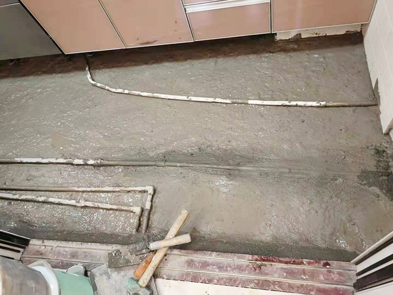 廚房地面埋管找平：一般房屋的地面上有比較凸出的地方，可以采用旋轉平磨的方式將高的地方打磨下去前提是下邊沒有管道。如果高的地方不打磨，那么找平出來的地面就會出現(xiàn)由齒刮刮出來的地面在高的地方同樣留下了同樣多的水泥，最后找出來的地面好是高的地方依然高，低的地方依然低。同時打磨還能節(jié)約不少的用料，這是地面找平中一個很重要的步驟。